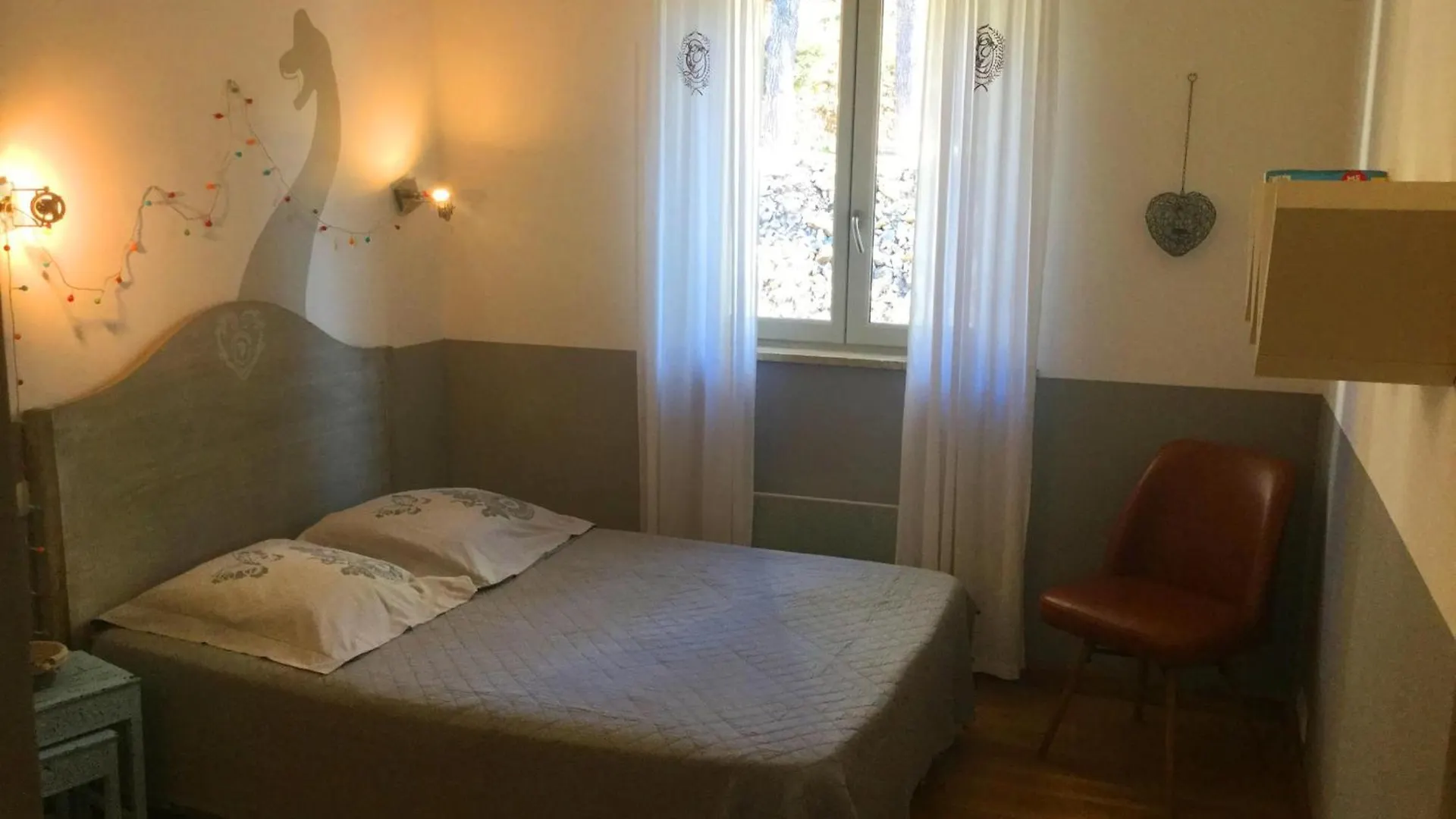 Charming Provencal Mas With Pool By Taillades, Close To Cavaillon In The Luberon, Sleeps 6. Les Taillades