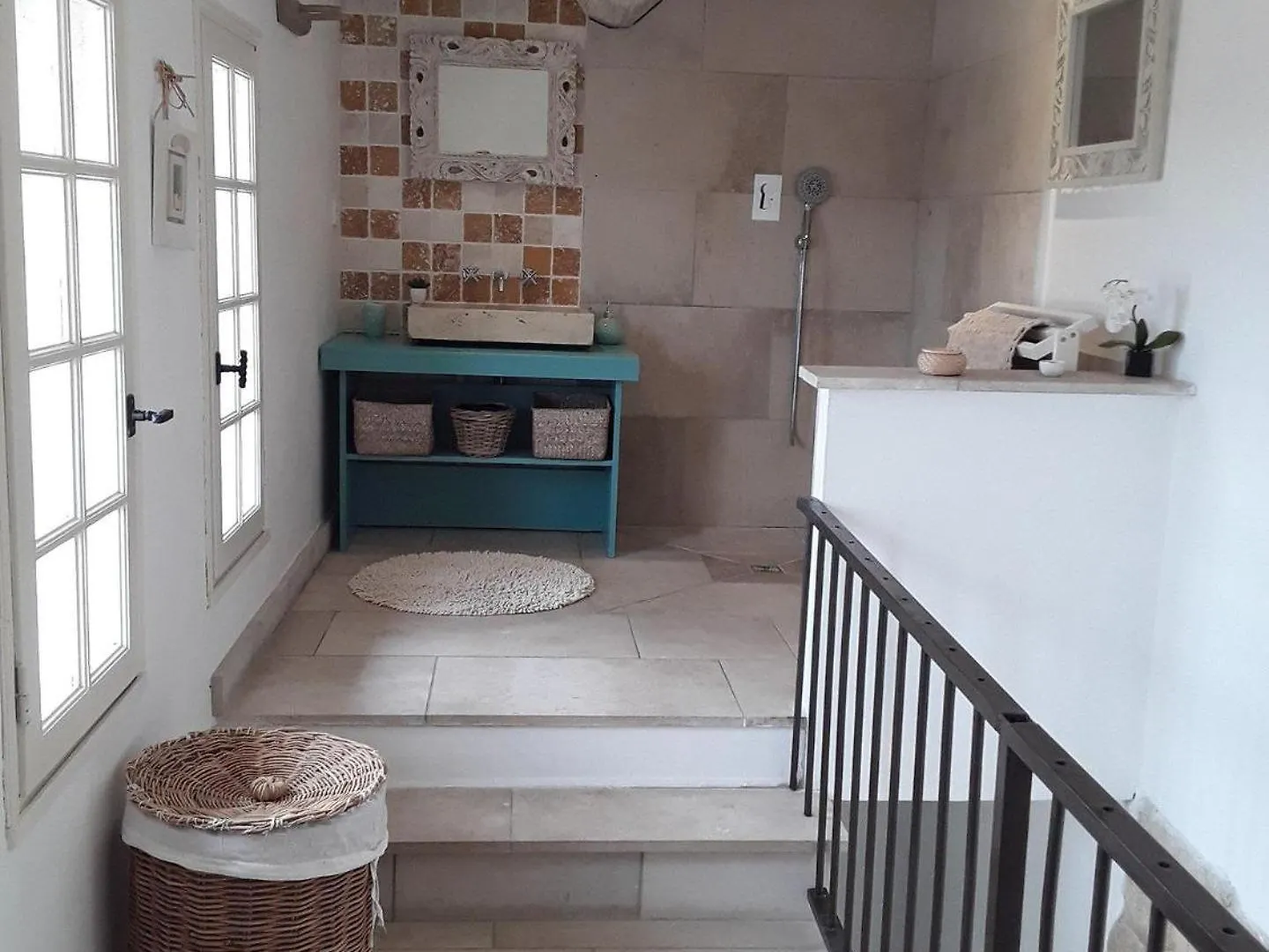 Charming Provencal Mas With Pool By Taillades, Close To Cavaillon In The Luberon, Sleeps 6. Les Taillades