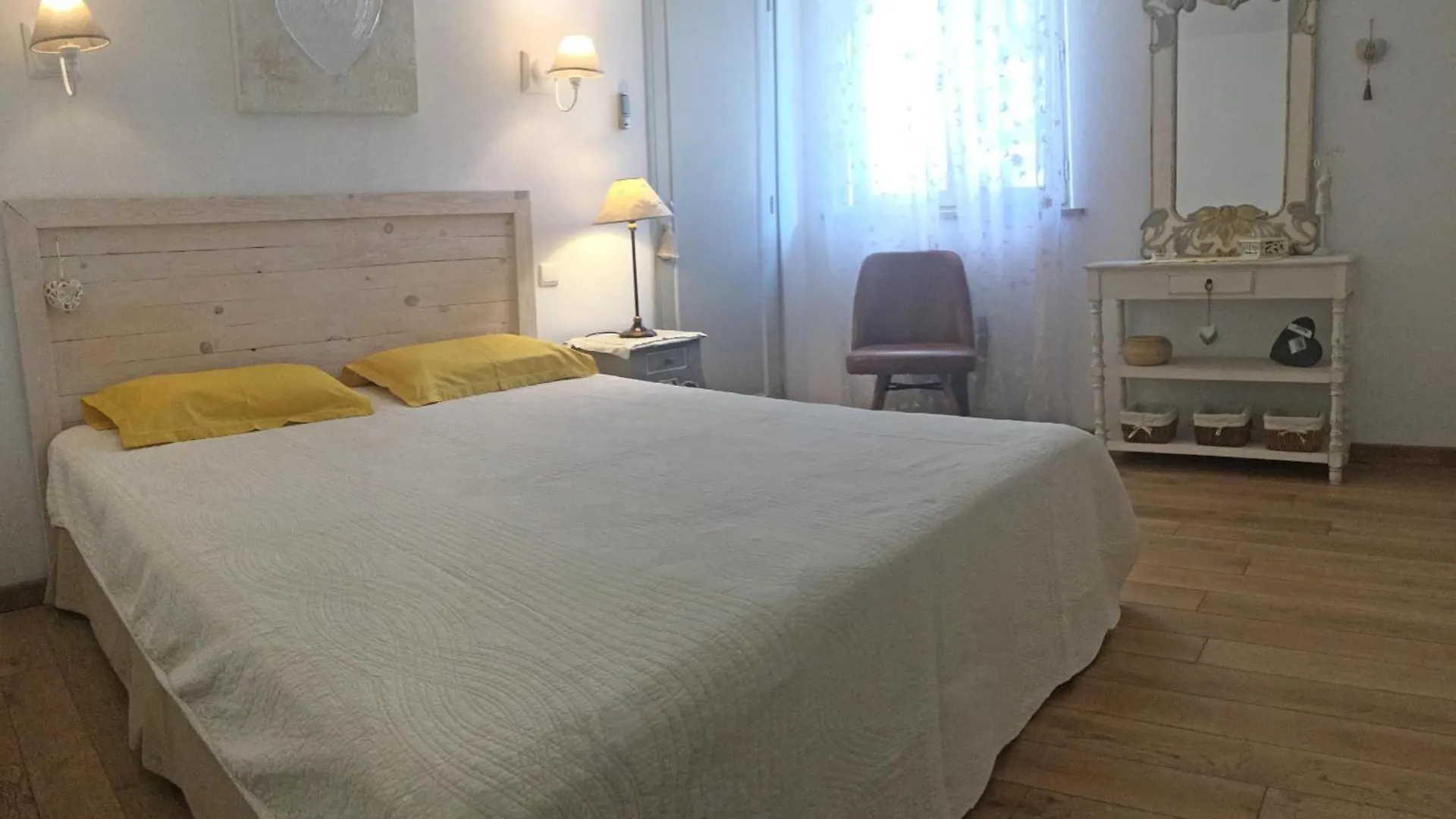 Charming Provencal Mas With Pool By Taillades, Close To Cavaillon In The Luberon, Sleeps 6. Les Taillades