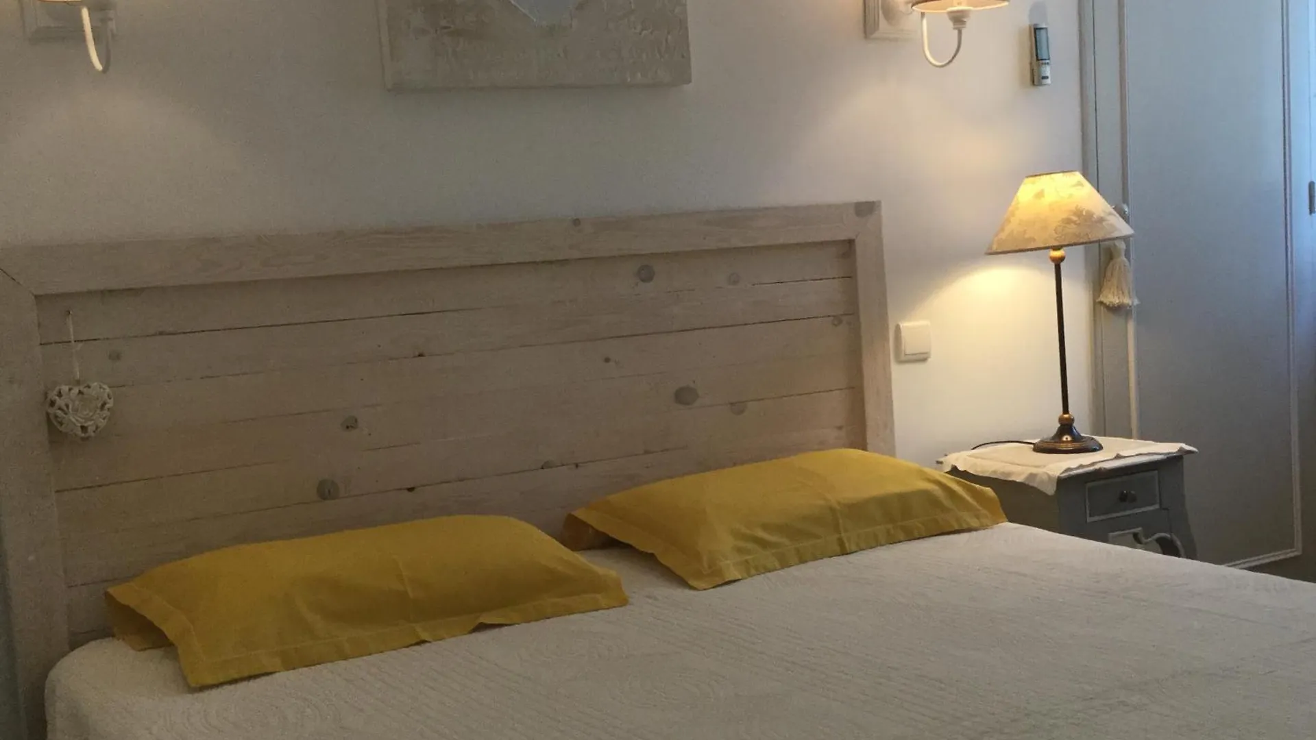 Charming Provencal Mas With Pool By Taillades, Close To Cavaillon In The Luberon, Sleeps 6. Les Taillades 0*,