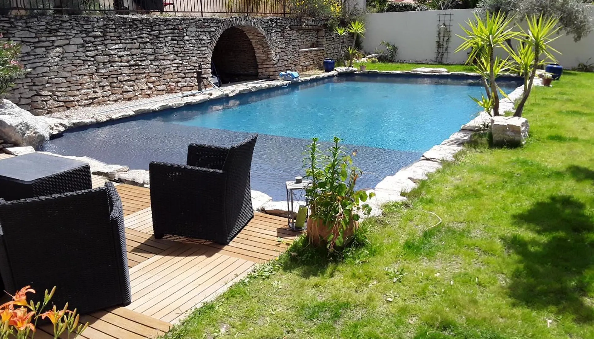 Charming Provencal Mas With Pool By Taillades, Close To Cavaillon In The Luberon, Sleeps 6. Les Taillades France