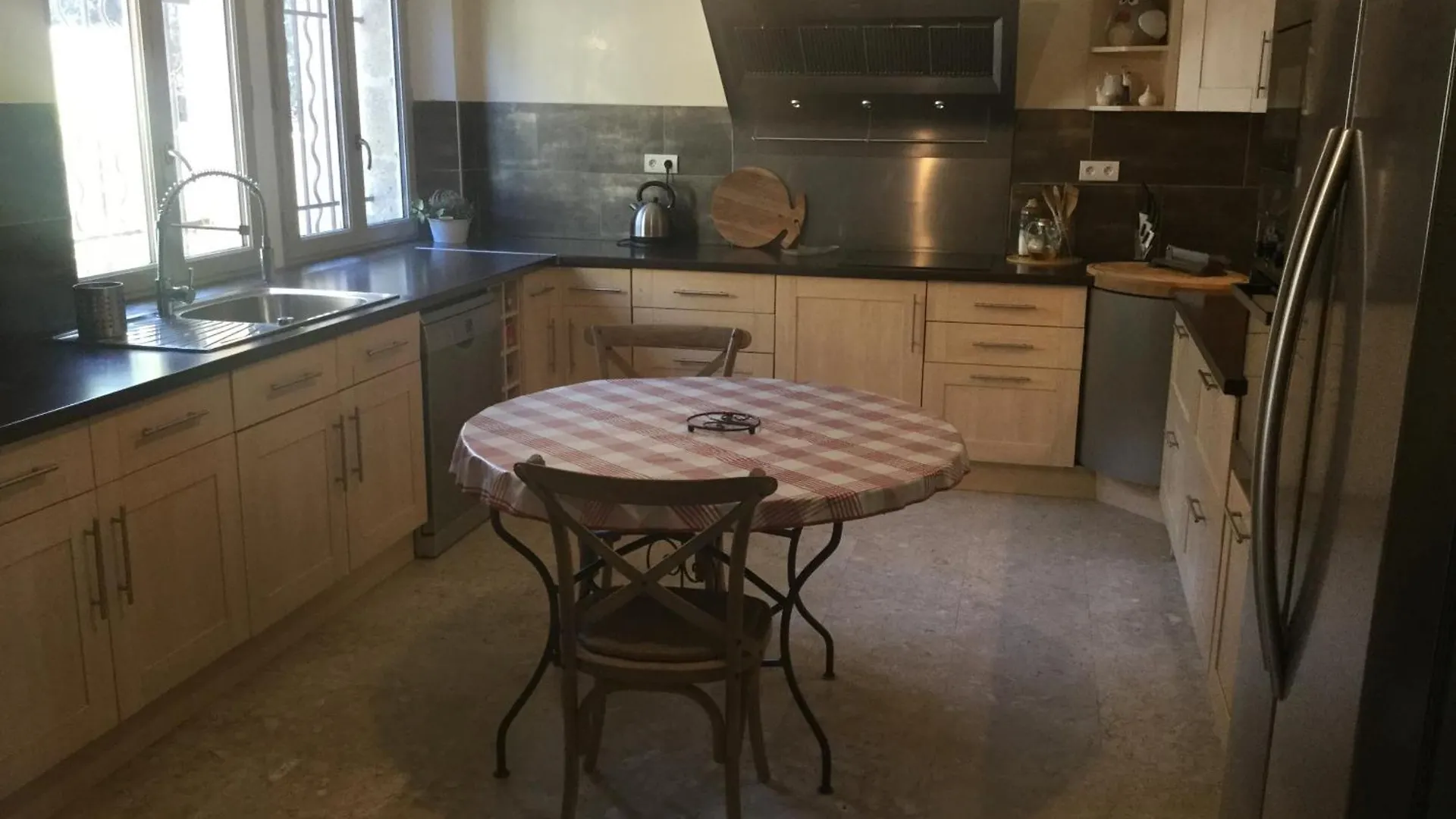 Charming Provencal Mas With Pool By Taillades, Close To Cavaillon In The Luberon, Sleeps 6. Les Taillades