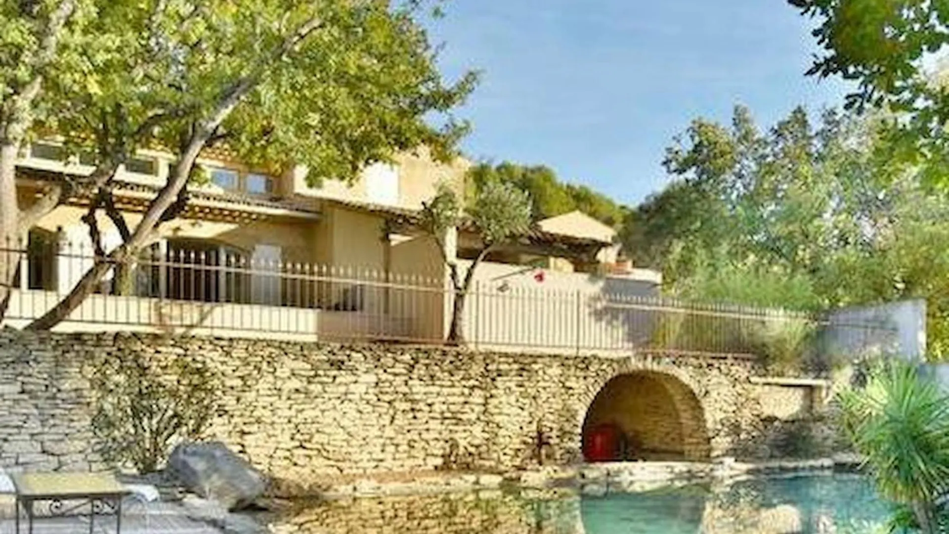 Charming Provencal Mas With Pool By Taillades, Close To Cavaillon In The Luberon, Sleeps 6. Les Taillades